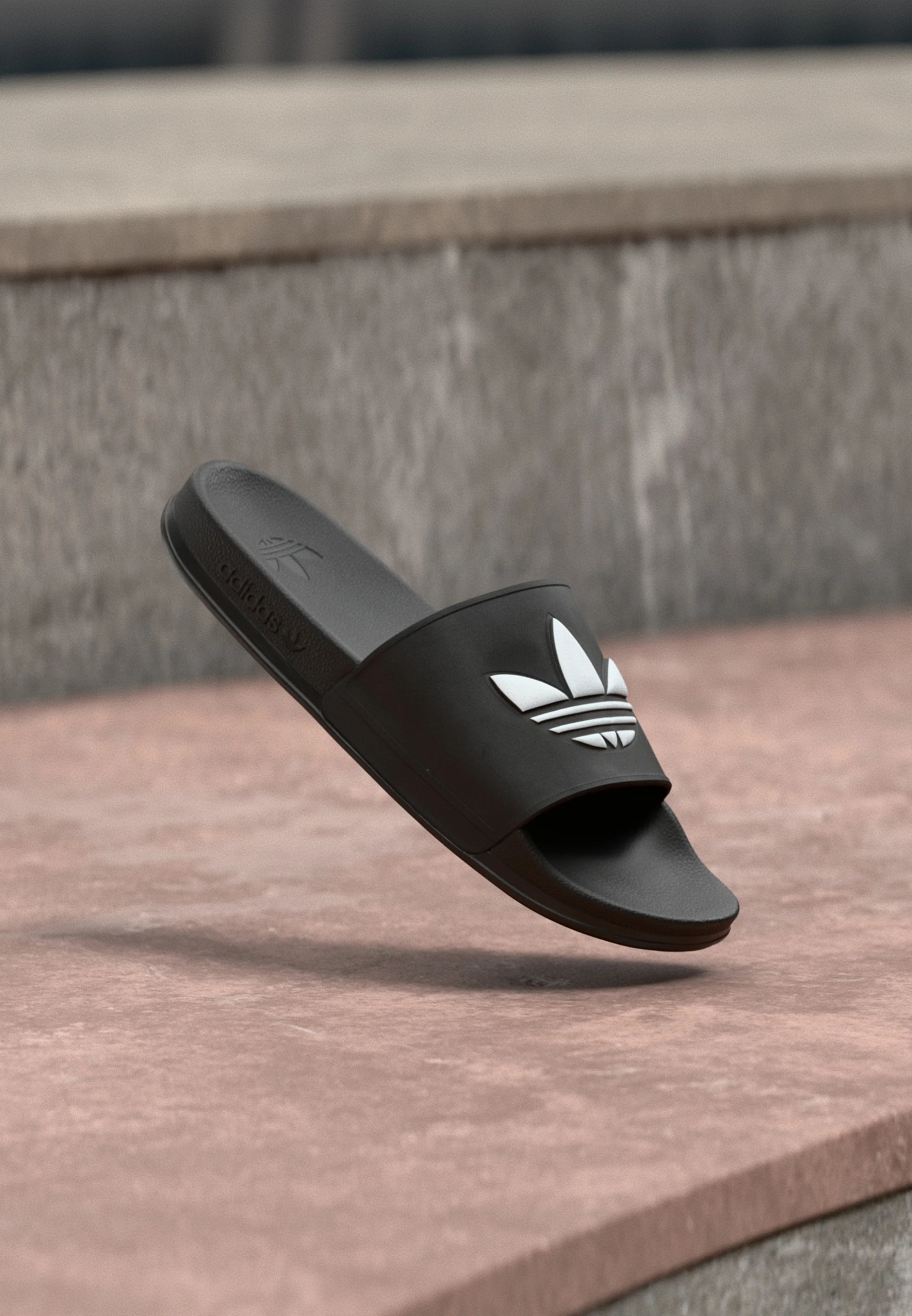 ADILETTE OG CF UNISEX - Sandales de bain - core black/footwear white