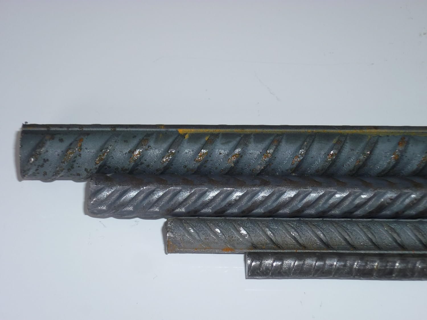 Barres d'armature en acier - Diamètre : 8 mm - Acier doux - Longueur : 2000 mm +0/-3 mm - Pour le renforcement de structures en béton