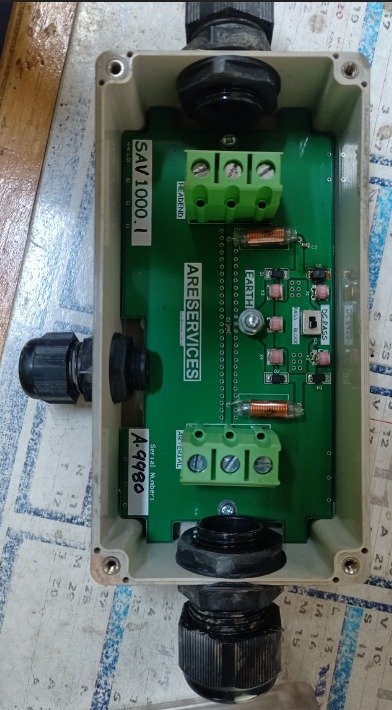 SAV1000 – Suppresseur de surtensions de tension pour systèmes VHF/LF, conçu pour protéger les équipements électriques et de communication contre les surtensions et les variations brusques de tension.